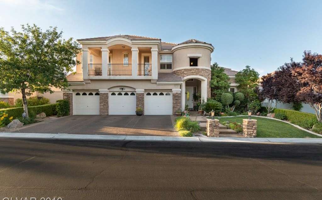 9424 Queen Charlotte Drive, Las Vegas, NV 89145 in Queensridge in Las Vegas